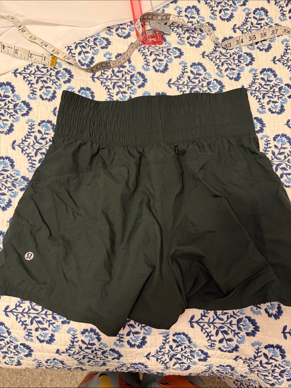 Lululemon athletica black logo shorts - Picture 5 of 5